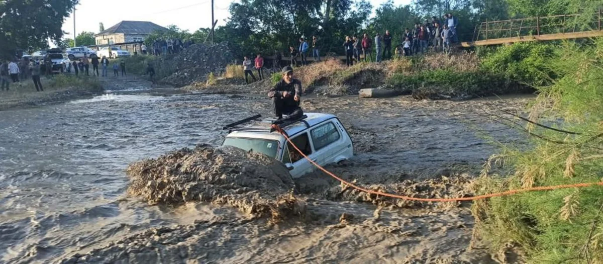 Xaçmazda çayın ortasında avtomobilində köməksiz qalan şəxs xilas edilib