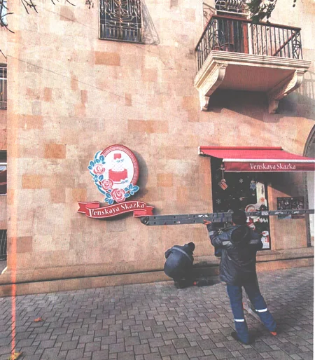 Bakıda tarixi abidələrin üzərindəki qanunsuz reklam lövhələri sökülüb