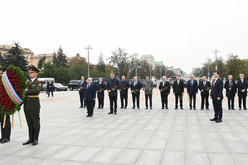 Əli Əsədov Minskdə Qələbə abidəsini ziyarət edib