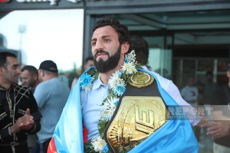 Son döyüşündə ermənini məğlub edən Çingiz Əlləzov Bakıya gəlib