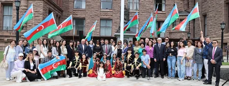 Azərbaycanın Dövlət Bayrağı Kanadanın Ontario Qanunvericilik Assambleyasının önündə ucaldılıb