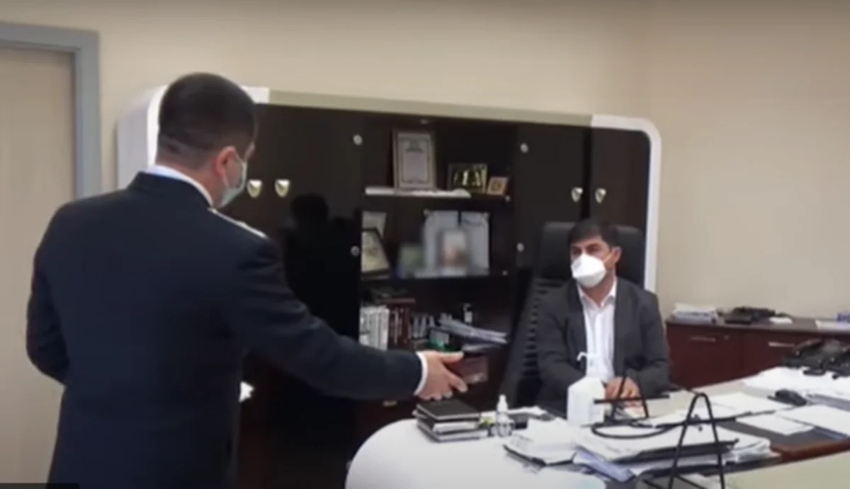 Xəstəxana direktorunun rüşvət almasının görüntüləri yayılıb