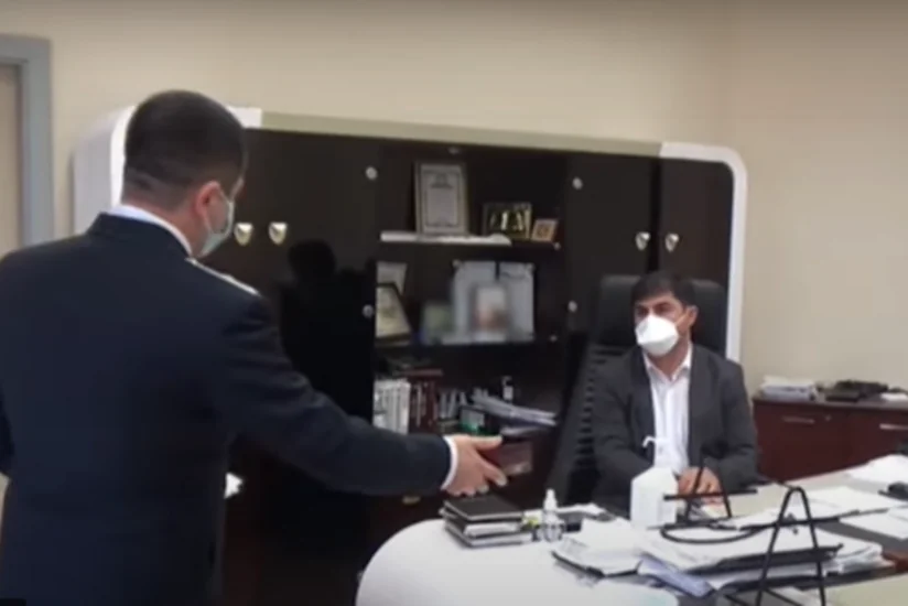 Xəstəxana direktorunun rüşvət almasının görüntüləri yayılıb