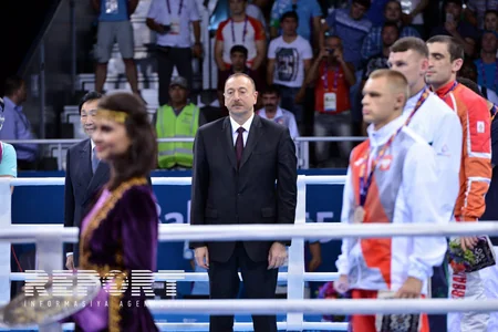Prezident İlham Əliyev Bakı 2015də qalib gələn Albert Səlimova qızıl medalı təqdim edib - FOTO