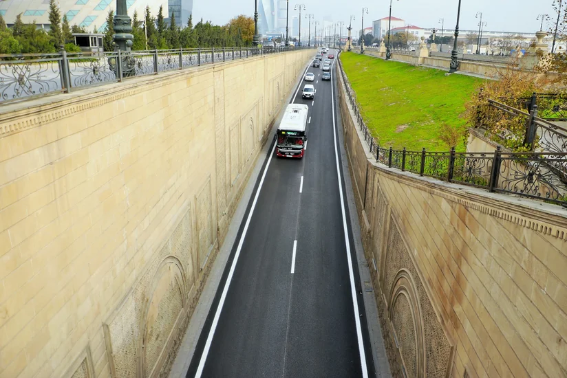 Bakıda iki ərazidə deformasiyaya uğramış örtük yenilənib