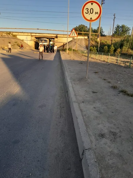 Şirvanda yük avtomobili dəmir yolu ötürücüsündə aşırımlara ilişərək qalıb  - VİDEO