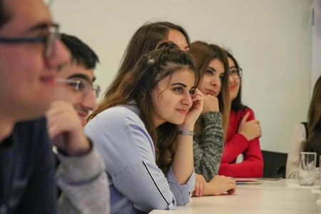 ABŞ səfirliyinin əməkdaşı UNEC Business Conversation Club layihəsinin qonağı olub
