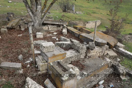Qubadlıda erməni vandaliziminə məruz qalan qəbiristanlıq - FOTOREPORTAJ