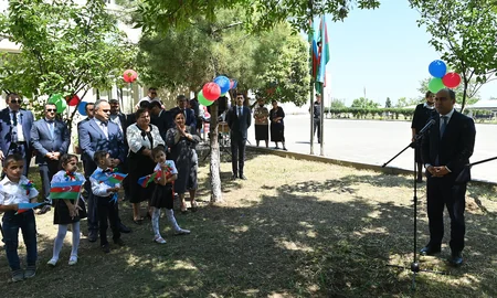 Təhsil naziri müharibədə zərər çəkən məktəbin Son zəng tədbirində iştirak edir