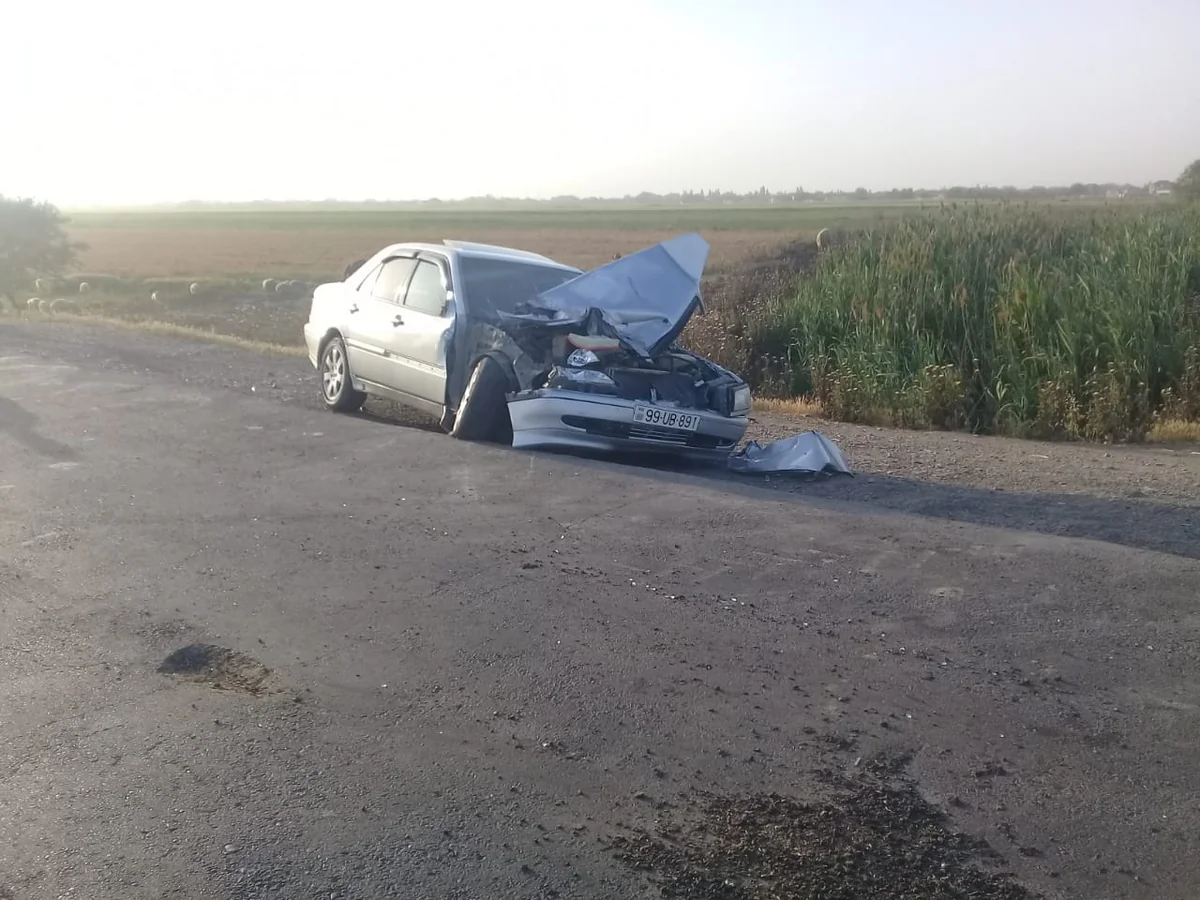 Biləsuvarda traktorla minik maşını toqquşub