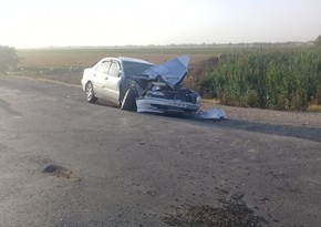 Biləsuvarda traktorla minik maşını toqquşub