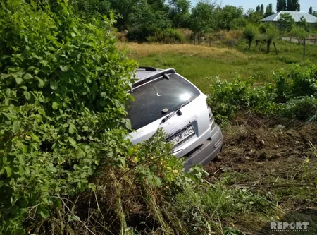 Bərdədə avtomobil traktorla toqquşub, 2 nəfər xəsarət alıb - FOTO