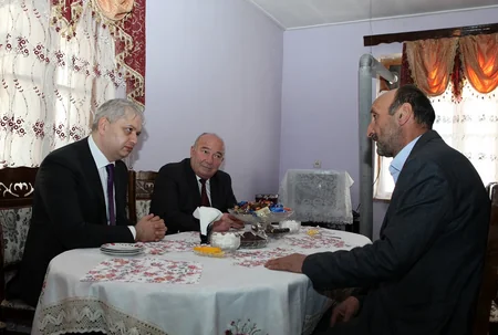 Nazir müavini şəhid ailələri ilə görüşdü