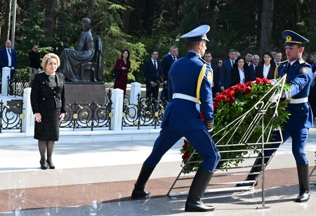 Valentina Matviyenko Fəxri və Şəhidlər xiyabanlarını ziyarət edib - YENİLƏNİB