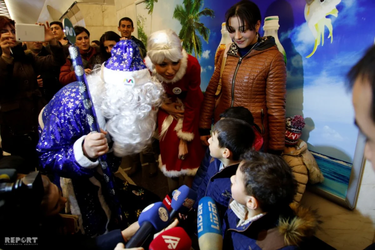 Bakı metrosunda Şaxta Baba və Qar Qız uşaqlara hədiyyə paylayır