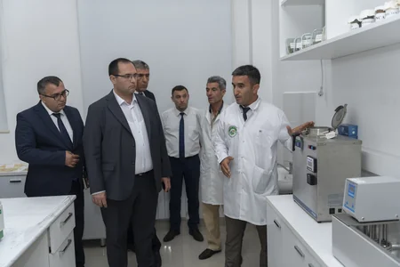 Məcnun Məmmədov Gəncə və Göygöldə elmi-tədqiqat institutları ilə tanış olub