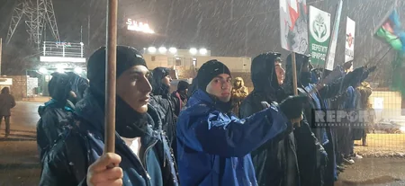 Несмотря на морозную погоду, экоакция на дороге Ханкенди-Лачын продолжается