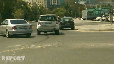 Bakıda yol qəzası nəticəsində işıq dirəyi aşıb - FOTO