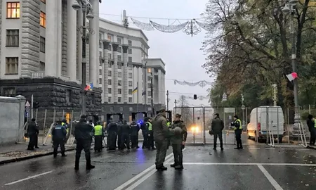 Kiyevdə Ali Rada binasının ətrafında ikiqat kordon yerləşdirilib, bir sıra mərkəzi küçələr bağlanıb