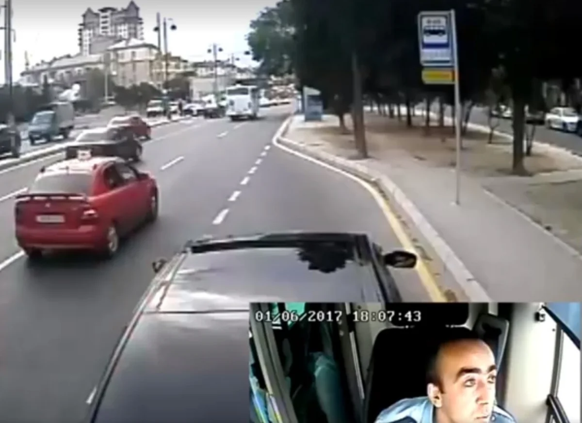 Автомобиль перегородил дорогу автобусу BakuBus - ВИДЕО