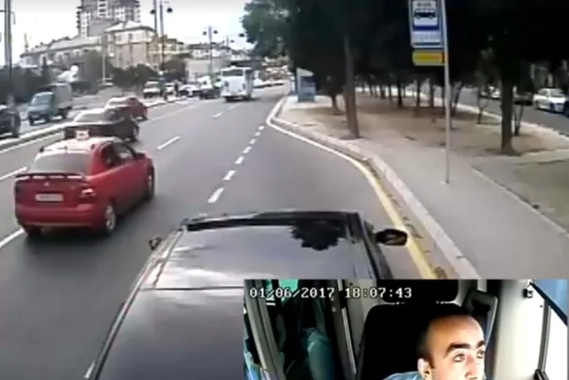 Автомобиль перегородил дорогу автобусу BakuBus - ВИДЕО