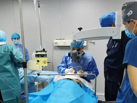 Azərbaycanlı və özbək həkimlər birgə cərrahi əməliyyatlar keçirir