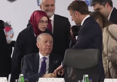 Makron Ərdoğanla görüşdə özünü alçalmış duruma salıb