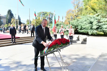 İlham Əliyev Sofiyada naməlum əsgərin məzarını ziyarət edib