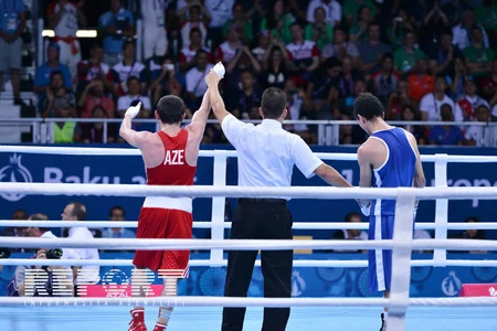 Prezident İlham Əliyev Bakı 2015də qalib gələn Albert Səlimova qızıl medalı təqdim edib - FOTO