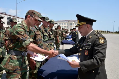 Müddətdən artıq həqiqi hərbi xidmət qulluqçularının buraxılış mərasimi keçirilib