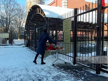 Kiyevdə Türkiyə səfirliyinin qarşısında zəlzələ qurbanları anılır