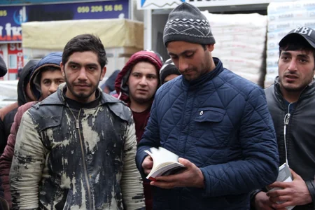 Bakının bazar, yanacaqdoldurma məntəqəsi, yeməkxana və marketlərində kitab paylanıb