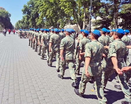 Silahlı Qüvvələr Günündə hərbi orkestrlərin müşayiəti ilə yürüşlər keçirilib