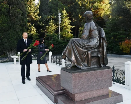 Prezident İlham Əliyev ümummilli lider Heydər Əliyevin məzarını ziyarət edib