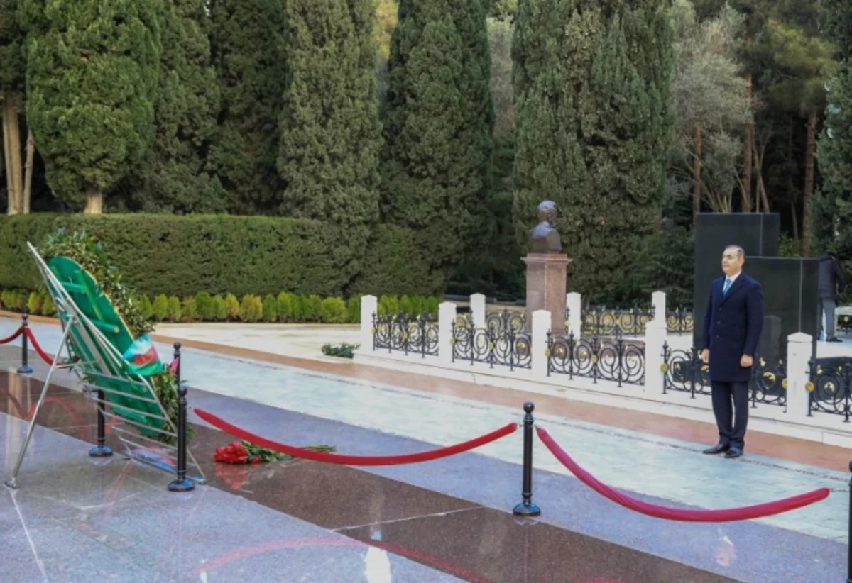 Dövlət Xidmətinin əməkdaşları Ümummilli Liderin məzarını ziyarət edib