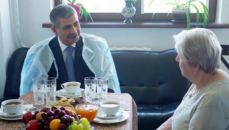 Azerbaijan Defense Minister visits Anatoly Davidovich’s mother
