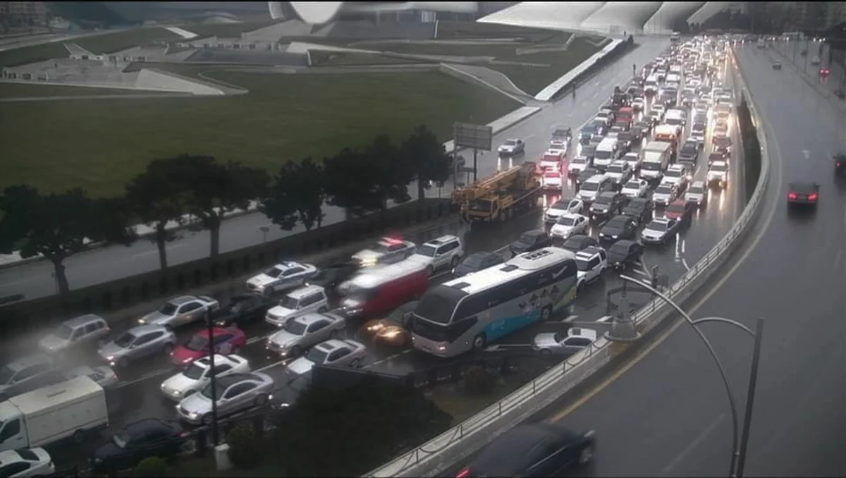 Heydər Əliyev prospektində yol qəzası tıxaca səbəb oldu - FOTO - VİDEO - YENİLƏNİB