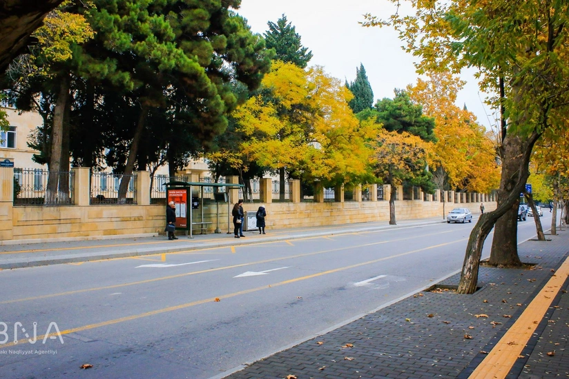 Bakının Hənifə Ələsgərov küçəsində piyadalar üçün səki inşa edilib