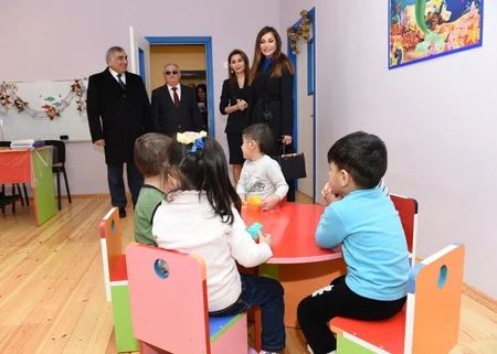 Mehriban Əliyeva Binə qəsəbəsində yeni tikilən körpələr evi-uşaq bağçasında yaradılan şəraitlə tanış olub
