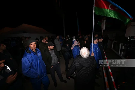 Şuşa-Xankəndi yolunda aksiyaçılar vətənpərvərlik ruhunda şüarlar səsləndirir