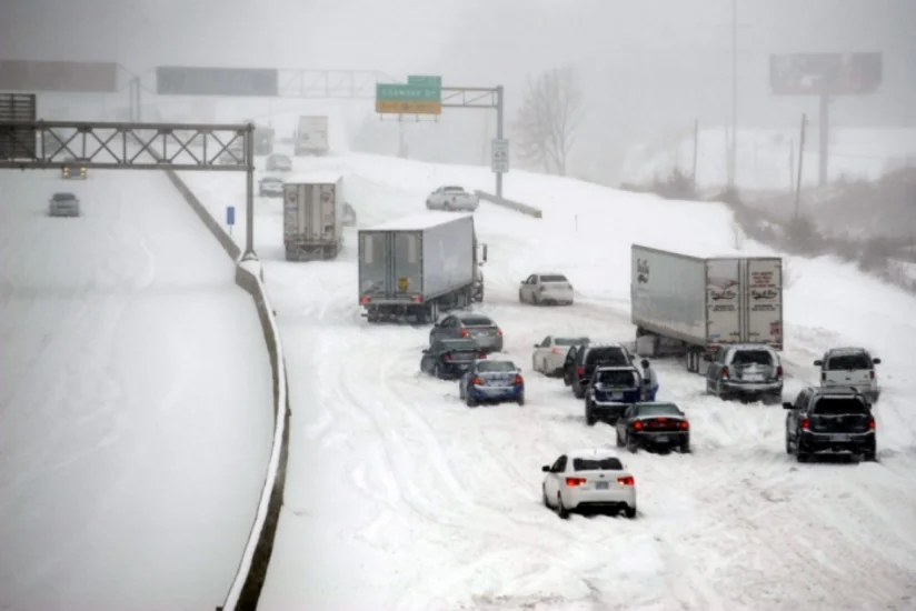 Движение по автостраде в районе литовско-польской границы парализовано из-за снега