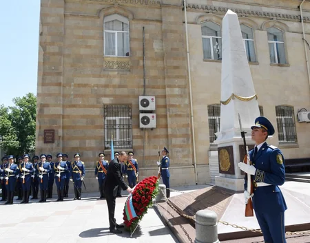 ​Prezident İlham Əliyev Azərbaycan Xalq Cümhuriyyətinin şərəfinə ucaldılmış abidəni ziyarət edib