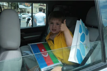 Bakıda uşaqlar yol polisini əvəz edib