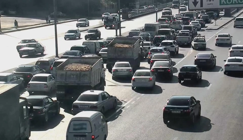 Bakının Ziya Bünyadov prospektində yol qəzası baş verib