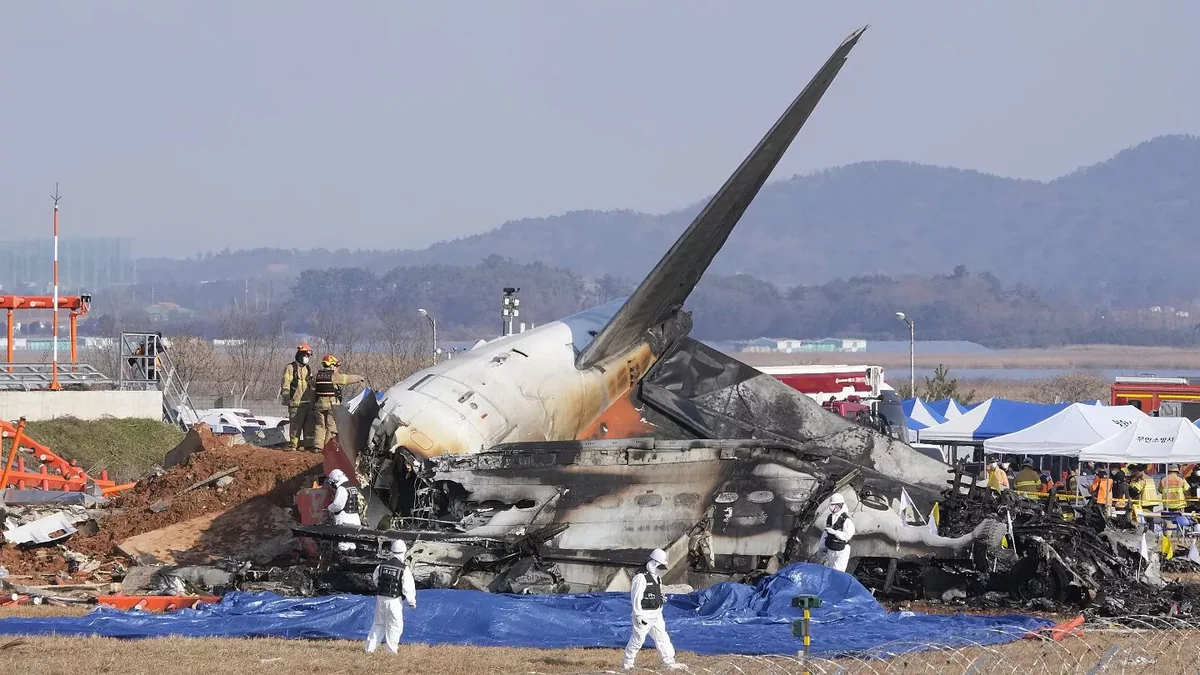 South Korean acting president extends condolences to plane crash victims at memorial altar