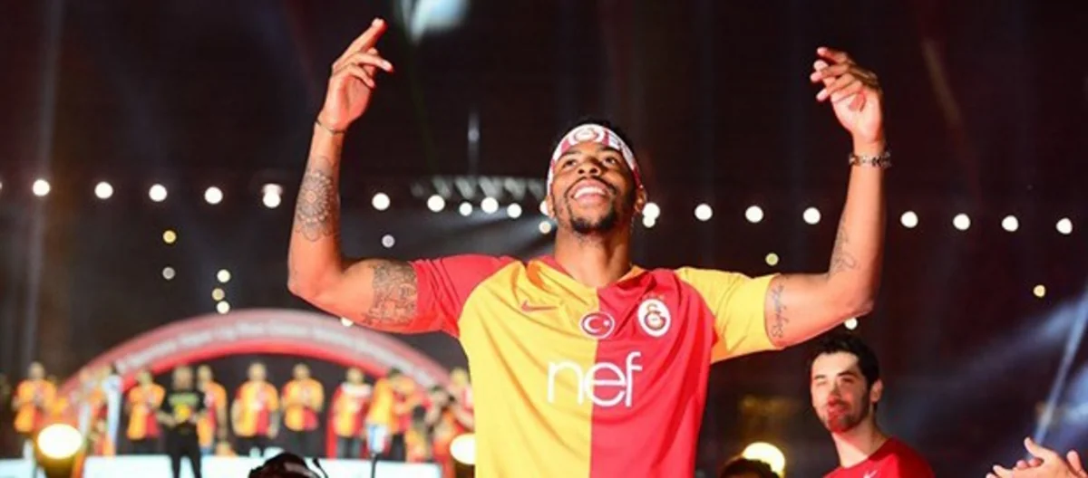 Qalatasaray hollandiyalı futbolçusu ilə müqaviləni yeniləyib