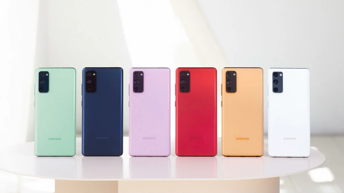 Samsung показал полуфлагман Galaxy S20 FE с дырявым экраном на 120 Гц