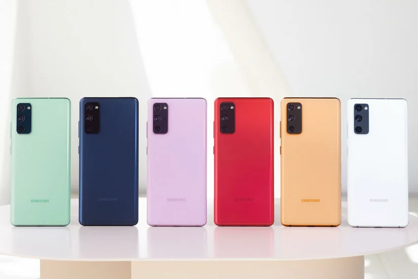 Samsung показал полуфлагман Galaxy S20 FE с дырявым экраном на 120 Гц