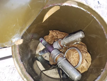 В Агдаме обнаружены брошенные противником боеприпасы