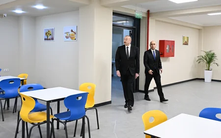 İlham Əliyev “Vətən” İdman Liseyində aparılmış yenidənqurma işlərindən sonra yaradılan şəraitlə tanış olub